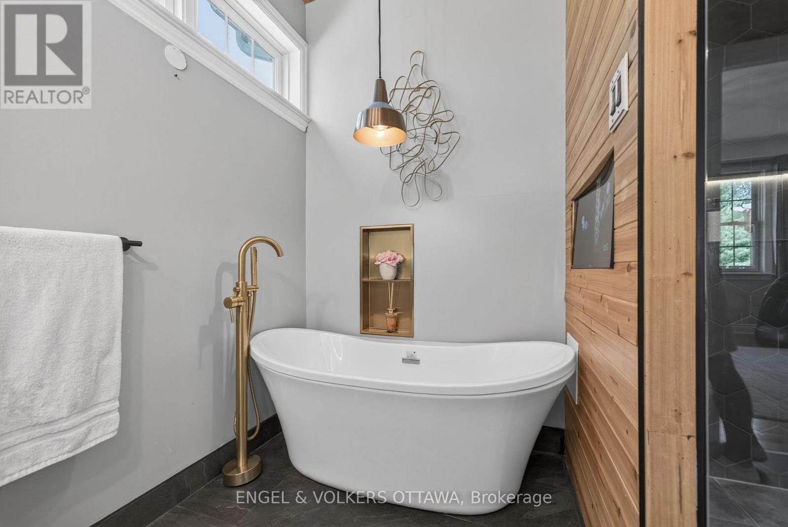 Spa-style ensuite with soaking tub